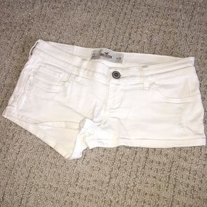 Size 1/25 hollister white low rise shorts.
